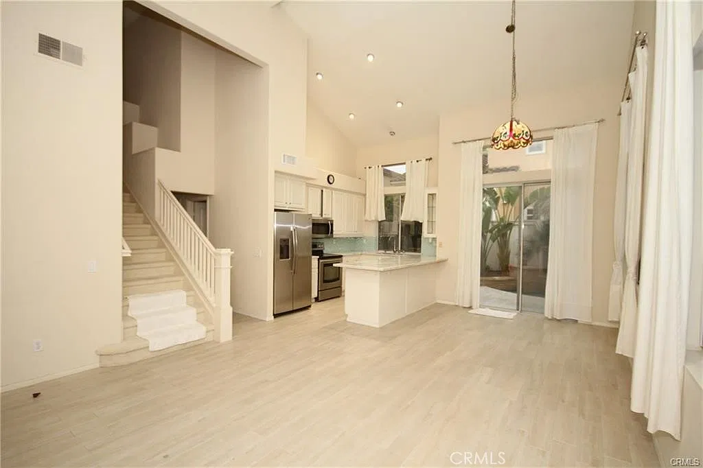 3 bed, 2.5 bath, 1350 sqft, $5,000 — Photo 3