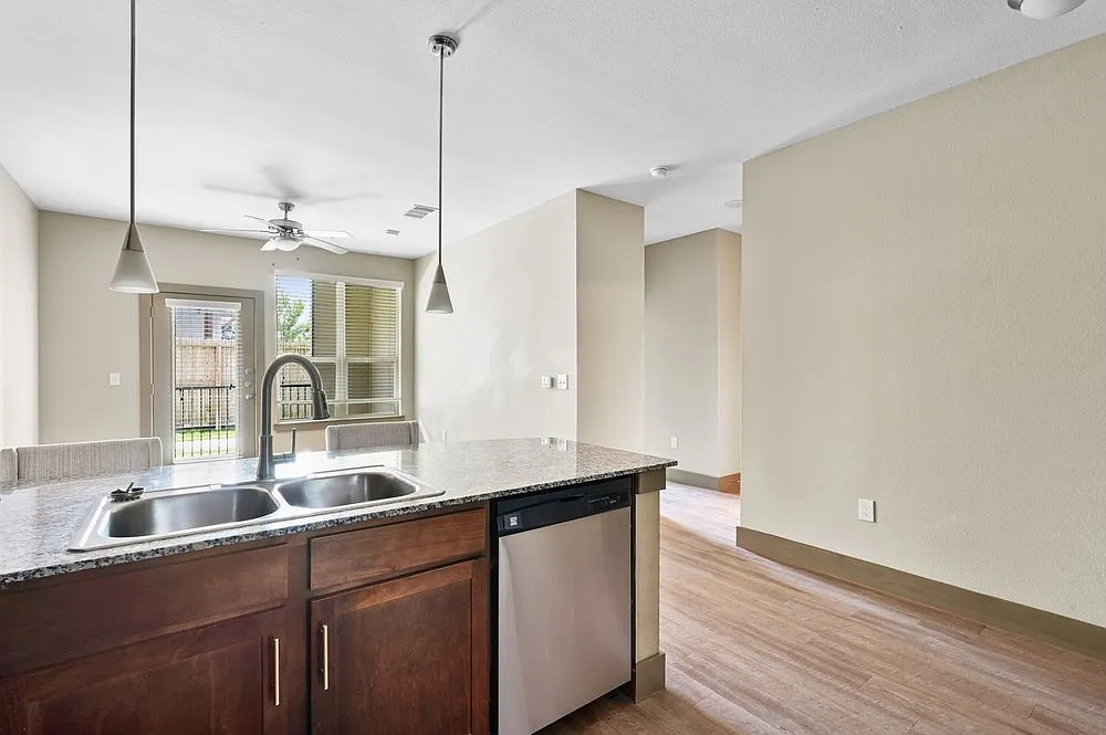 1 bed, 800 sqft, $1,185 — Photo 4