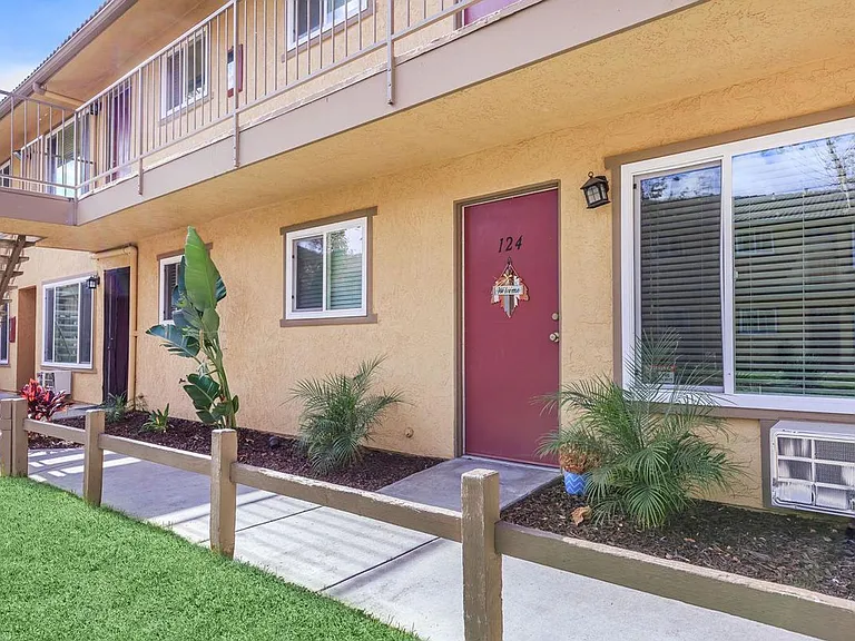 Newport Gardens Apartments, Vista — Photo 5