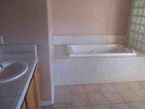 5th image of 836 Fremont Way