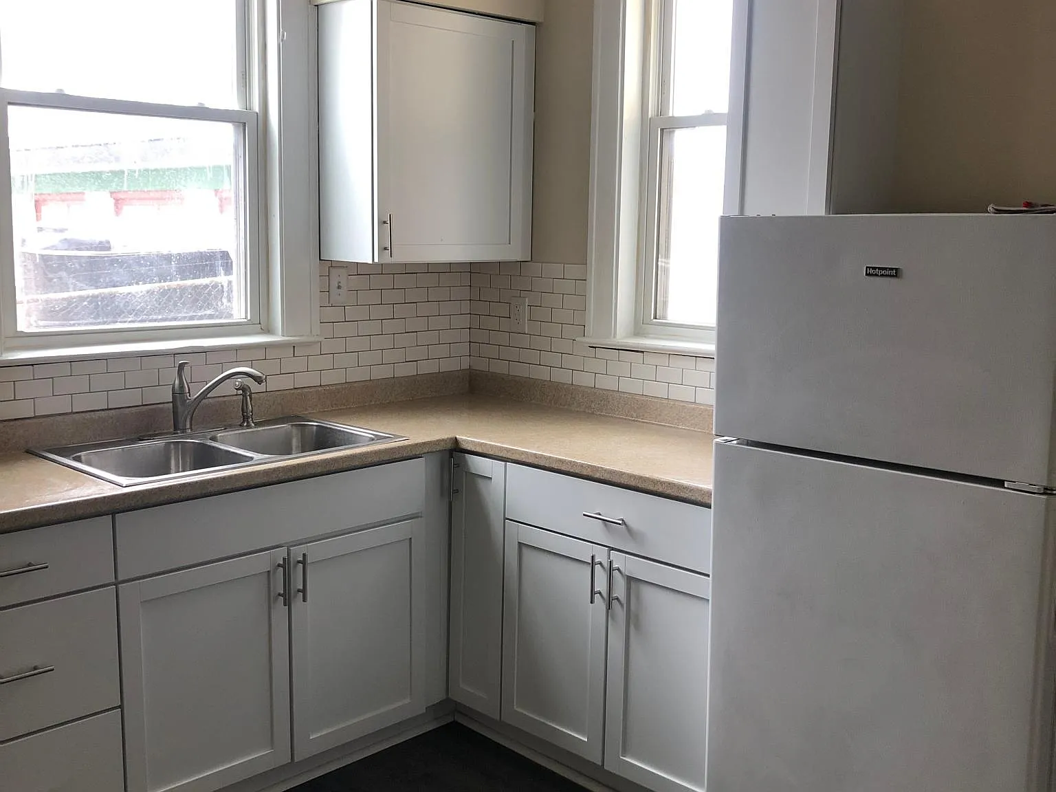 3 bed, 1.5 bath, 1160 sqft, $1,050 — Photo 2