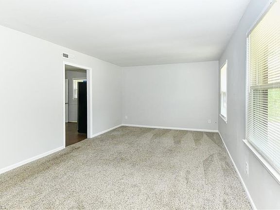 5th image of 8 Mullis Ct