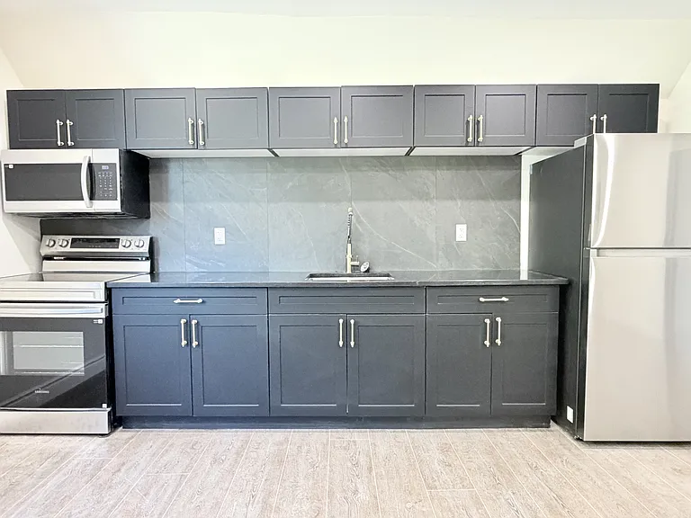 691 Ouellette Ave #8 — Photo 4
