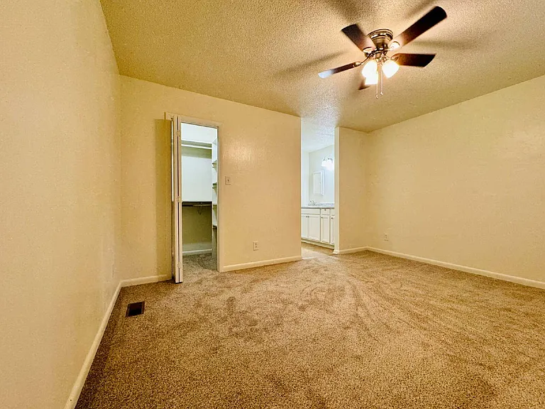 1009 Louisburg Pl — Photo 15