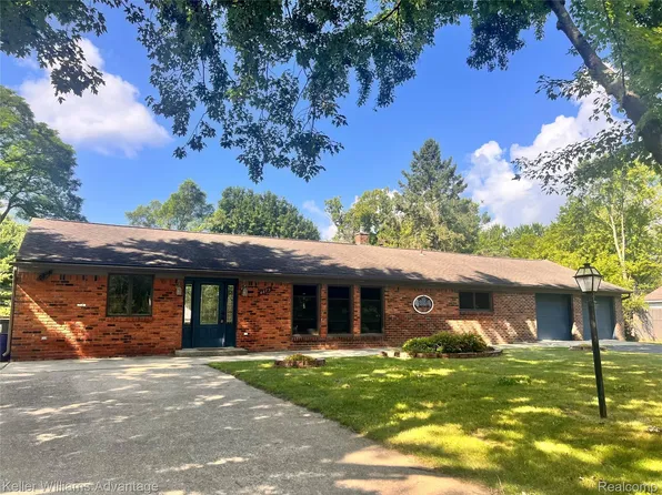 4879 Sundale Dr, Clarkston, MI 48346