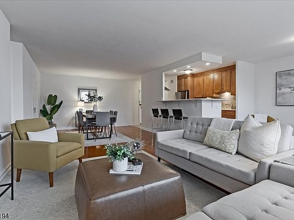 3rd image of 530 Valley Rd - 3L #3L