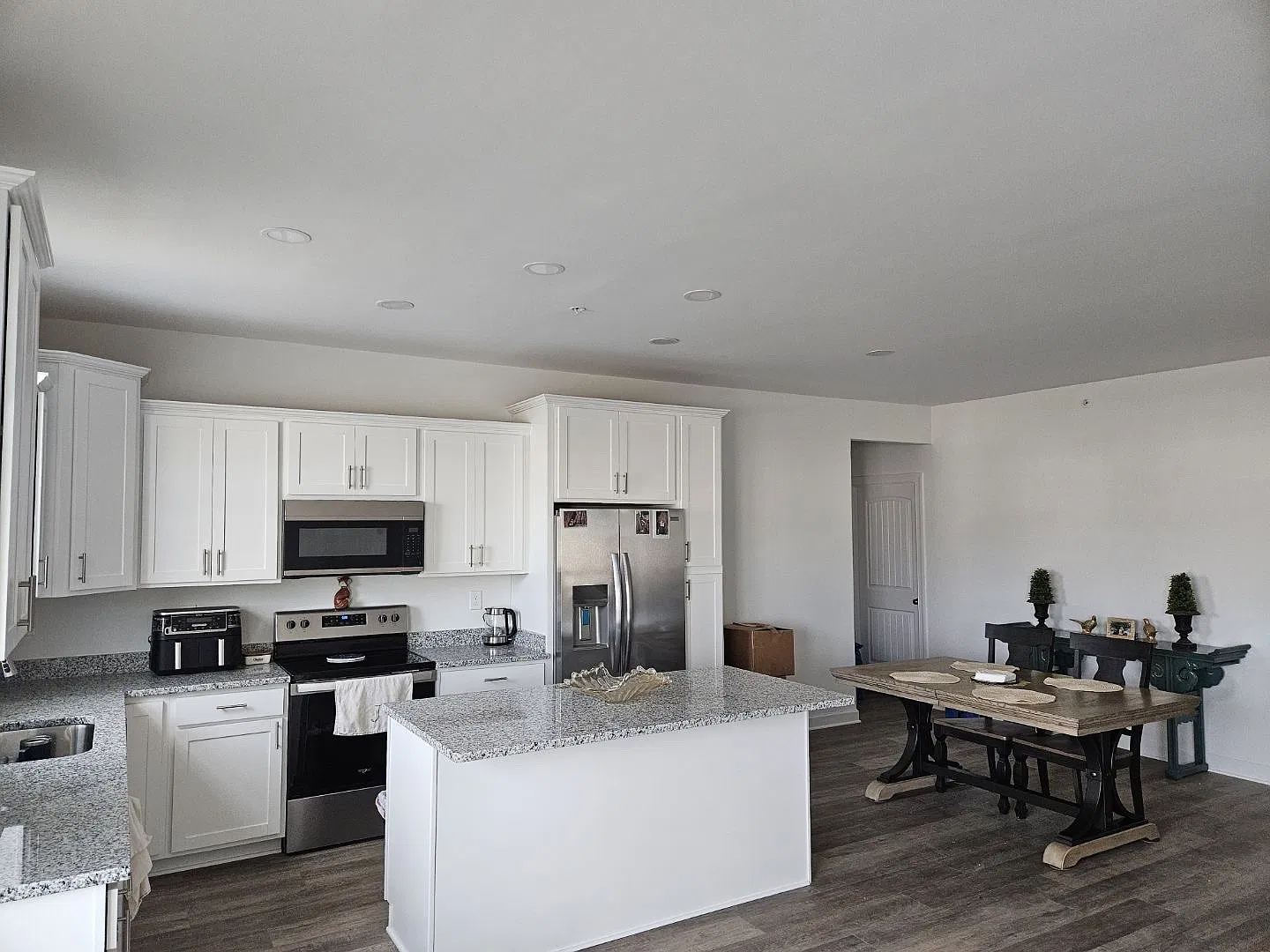 3 bed, 2940 sqft, $2,400 — Photo 2