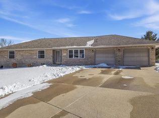 700 Maple Ridge St, Peosta, IA 52068