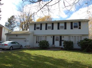 11 Autumnview Rd, Williamsville, NY 14221