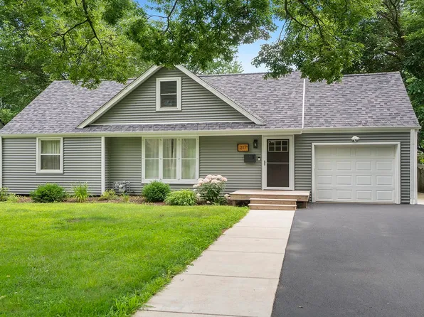 217 Burrwood Ave, Loves Park, IL 61111