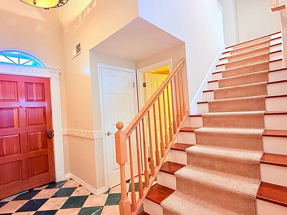 5th image of 372 Bellflower Ct