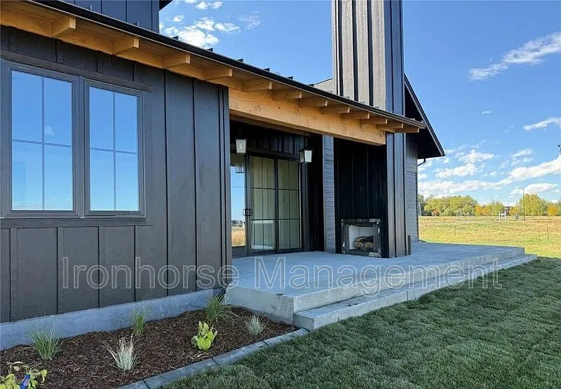 4 bed, 3.0 bath, 2941 sqft, $4,000 — Photo 4