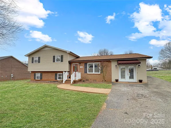 1465 Earl St, Hickory, NC 28602