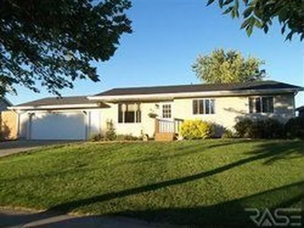 402 Mary Ln, Hartford, SD 57033