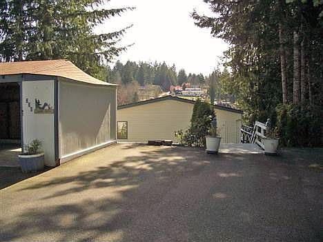 3rd image of 320 SE Crescent Dr