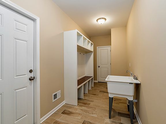 5th image of 3838 Rolling Hills Dr #D21k63