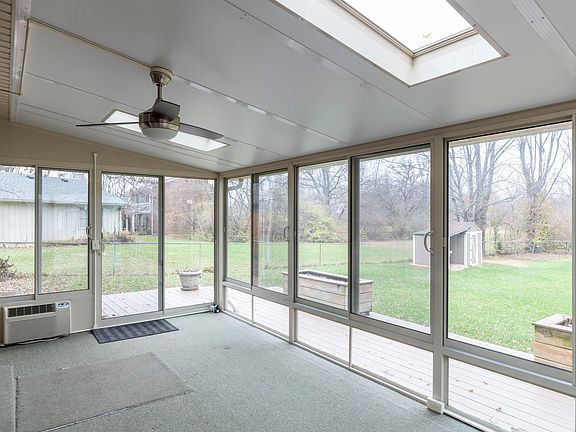 4th image of 556 Duchess Ct