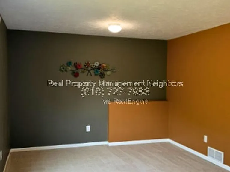 1636 Northbend Dr NE — Photo 3