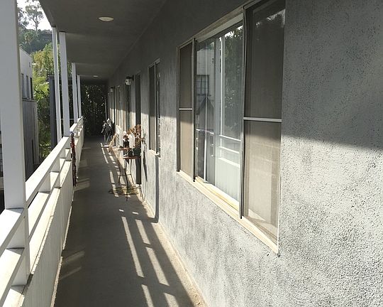 4th image of 2429 Cheremoya Ave