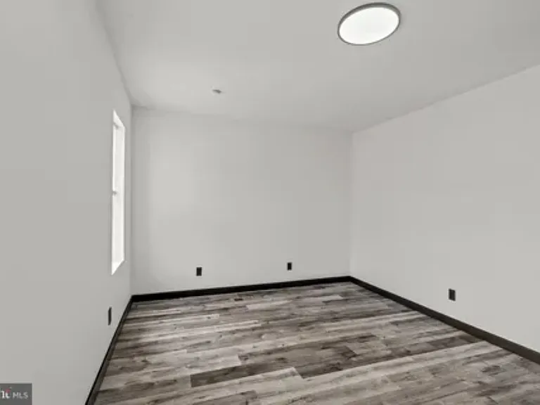 910 Barclay St — Photo 11