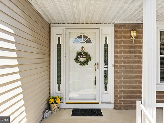 3rd image of 6 Trent Dr