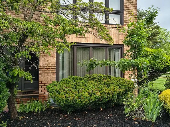 101 Willowbrook Dr, North Brunswick, NJ 08902