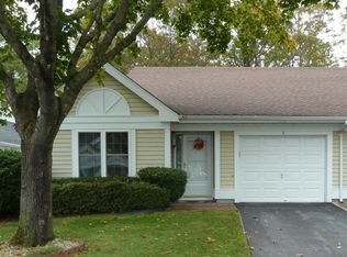 8 Amagansett Ct, Ridge, NY 11961