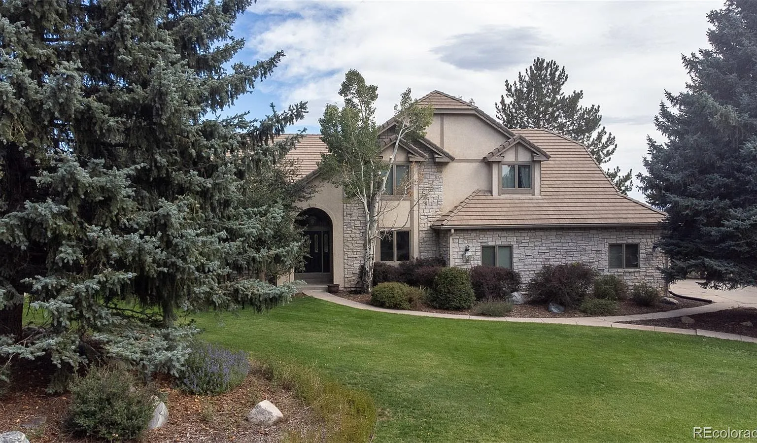 5 bed, 3.5 bath, 4823 sqft, $7,500 — Photo 2