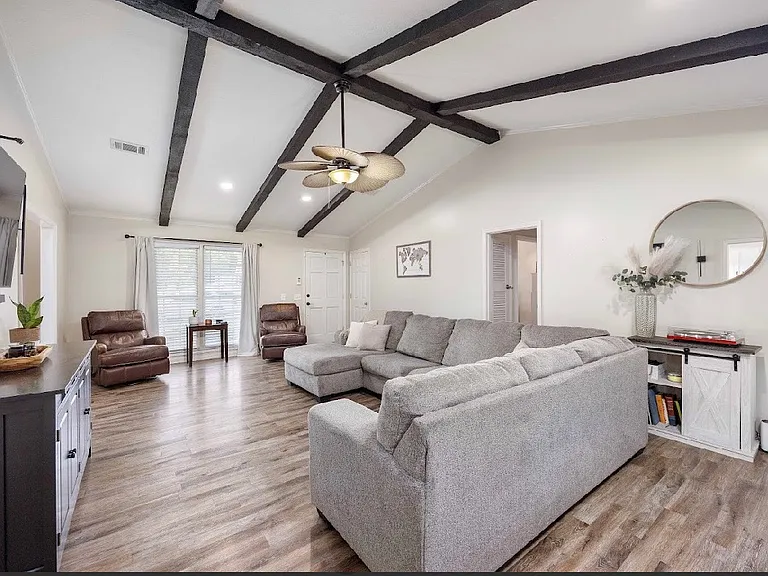 1504 Melanie Ln — Photo 4