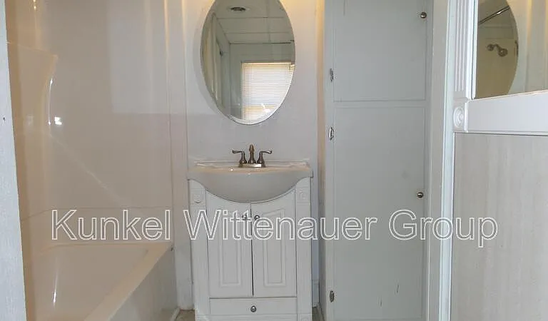 324 N Jackson St — Photo 13
