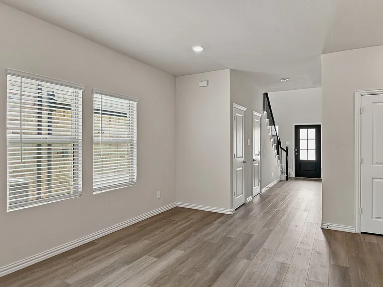 810 Honeydew Ln — Photo 5