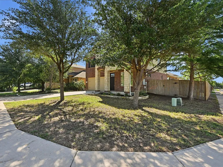 351 Wincliff Dr — Photo 2
