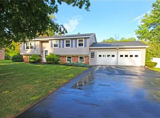 390 Southridge Dr, Rochester, NY 14626