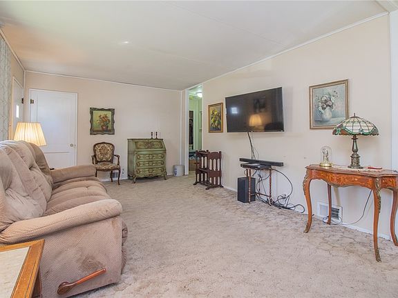 4th image of 1217 Southlawn Dr