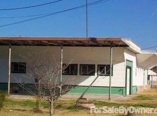 102 7th St, Seadrift, TX 77983