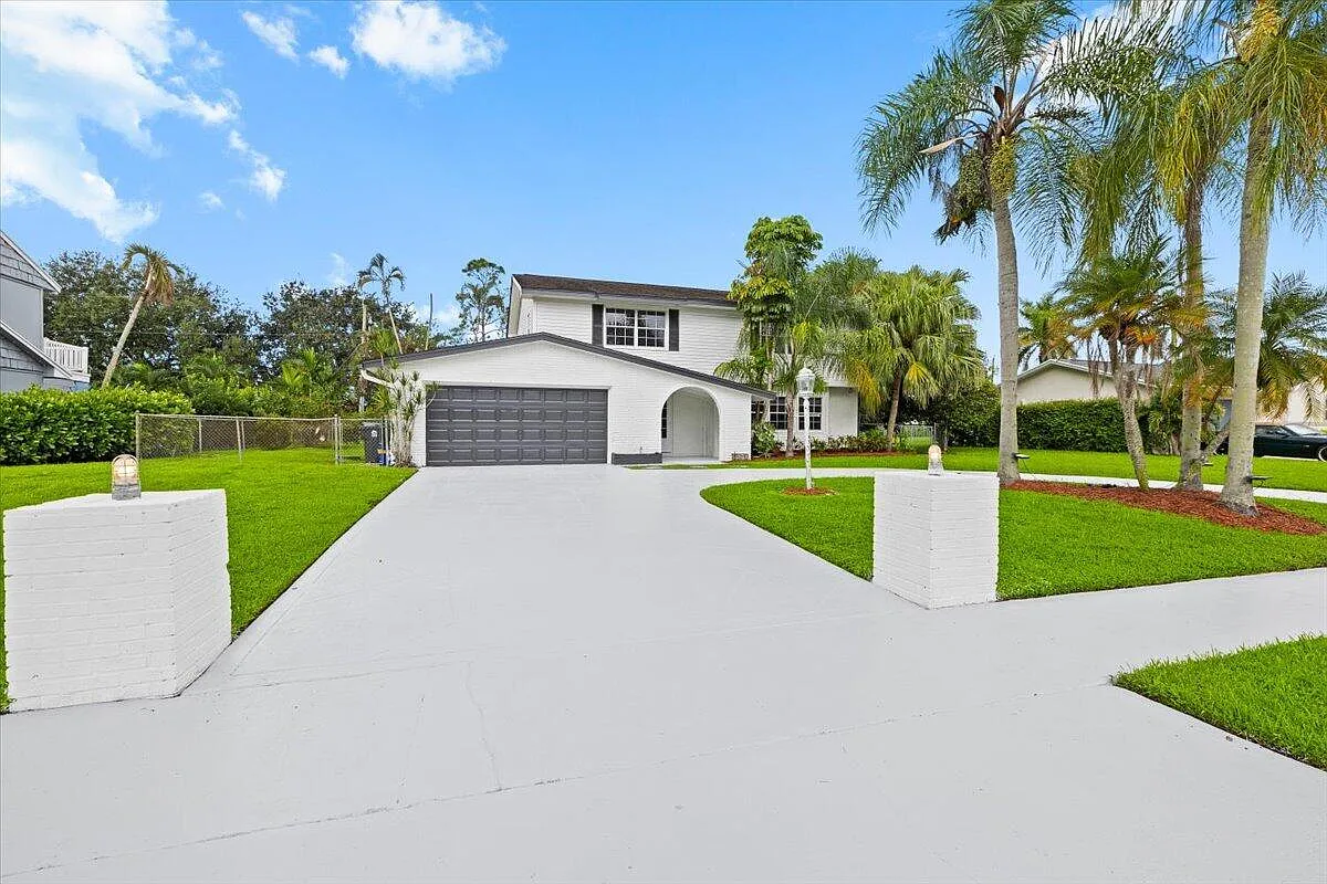 4 bed, 2.5 bath, 2356 sqft, $4,800 — Photo 2