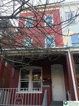 3 bed, 1.0 bath, 800 sqft, $1,300 — Photo 1