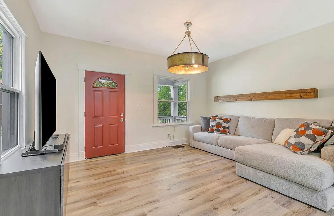 3 bed, 1.5 bath, 1300 sqft, $2,150 — Photo 2