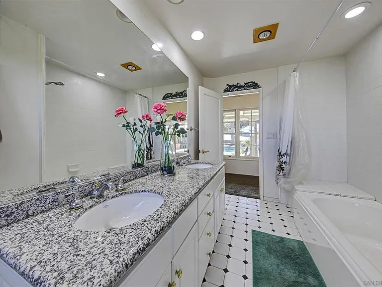 5030 Alzeda Dr #1 — Photo 25