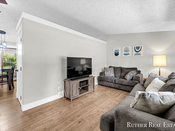 5th image of 3639 Grant St