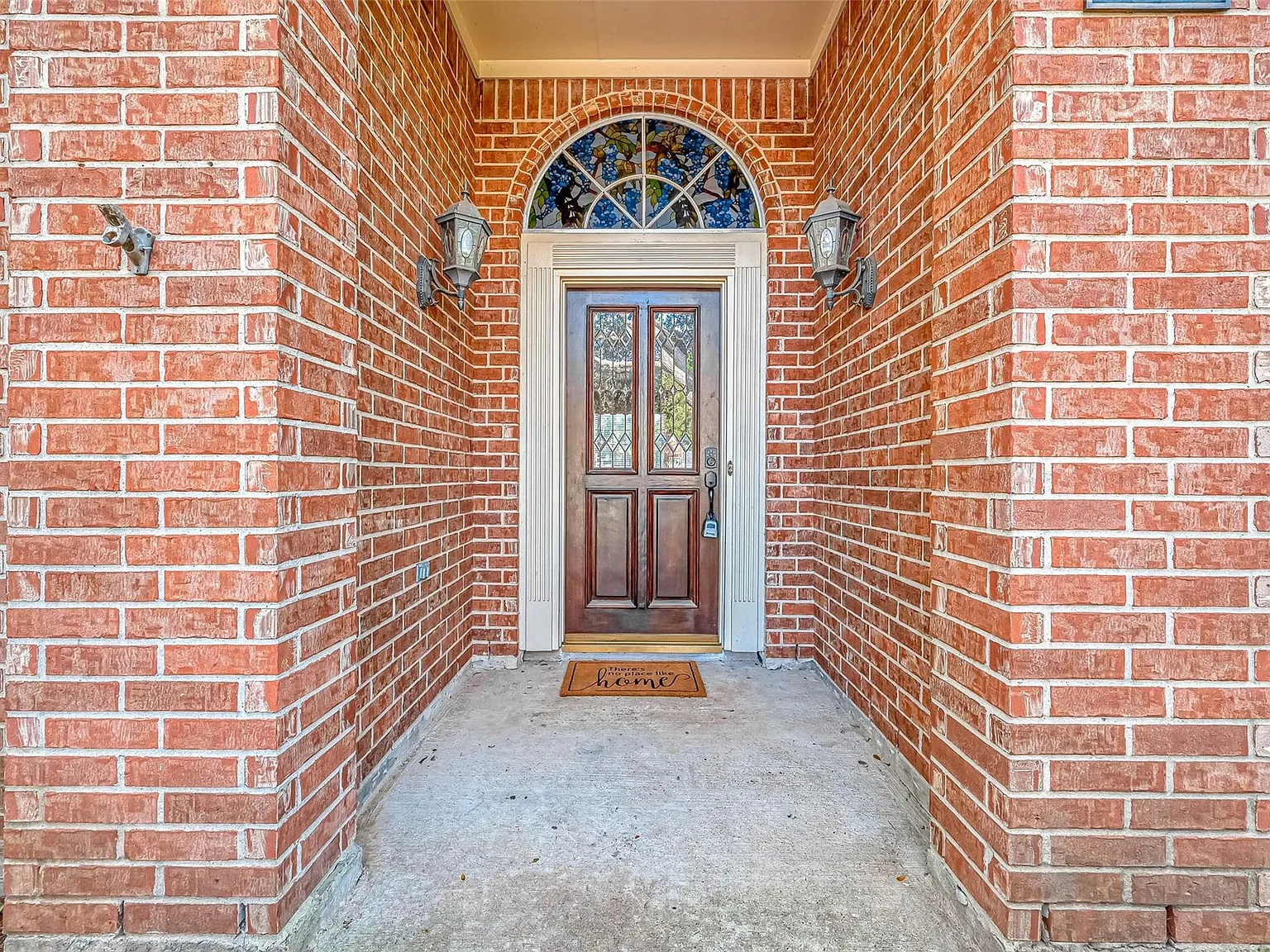 4 bed, 2.0 bath, 2491 sqft, $3,200 — Photo 2