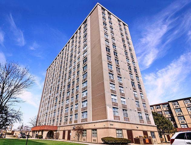1st image of 4300 W Ford City Dr APT 1007