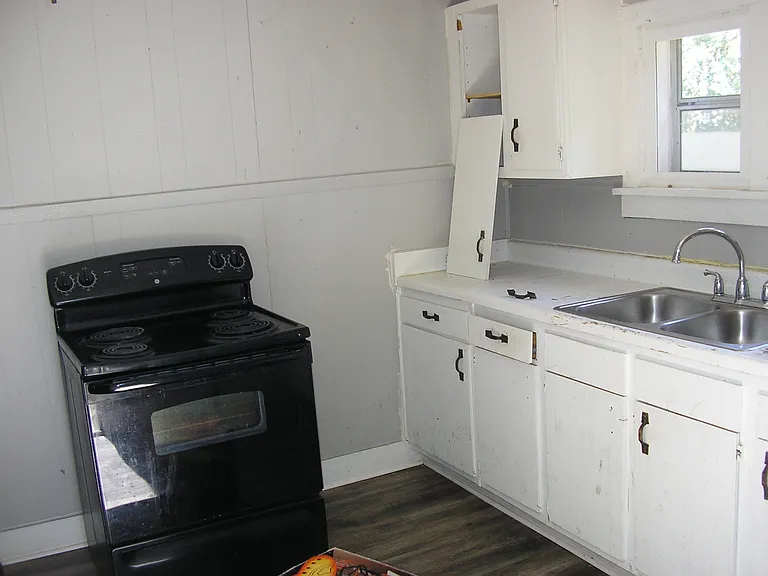 628 Woodford Ave — Photo 16