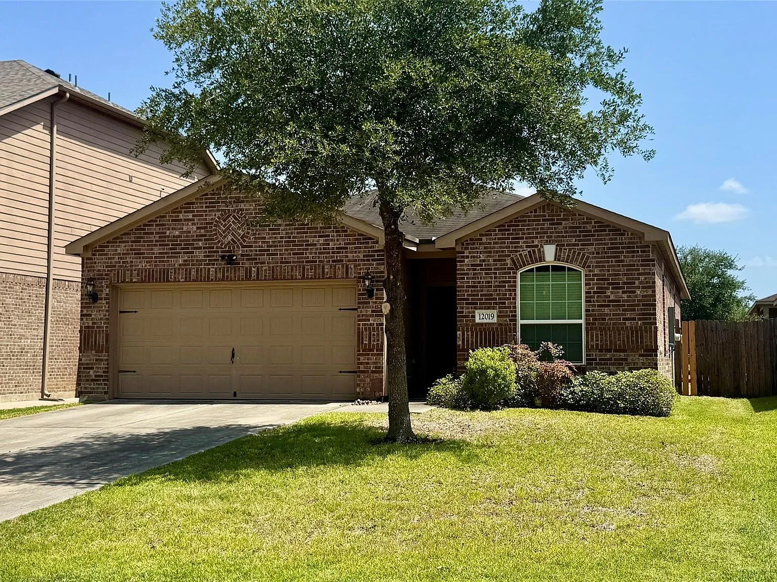 3 bed, 2.0 bath, 1556 sqft, $1,950 — Photo 2