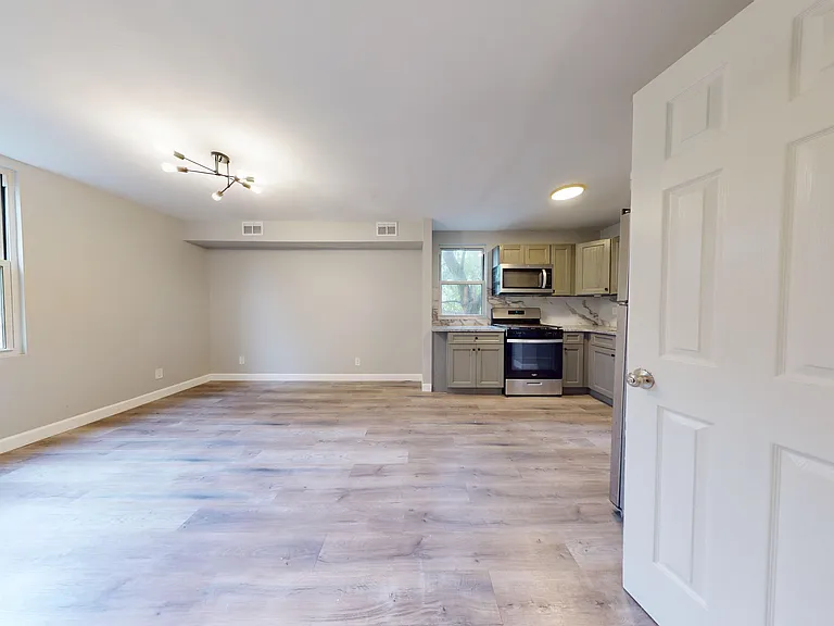 132 Goodall St #R — Photo 8