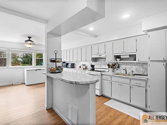 4th image of 594 Ridgedale Ave