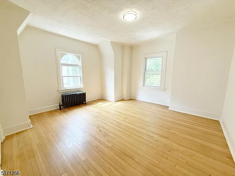 166 Washington Pl — Photo 8