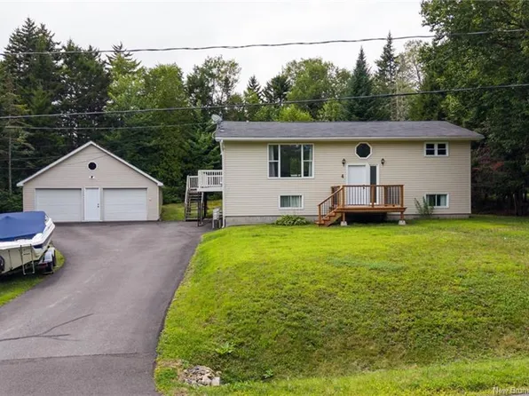 4 Hoyt St, Grand Bay Westfield, NB E5K 2Y2