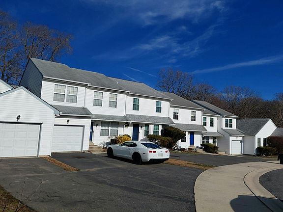3rd image of 703 Hawthorne Ln