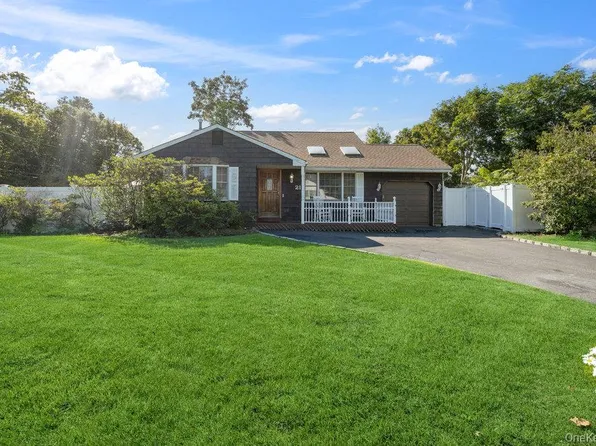 21 Larry Road, Selden, NY 11784